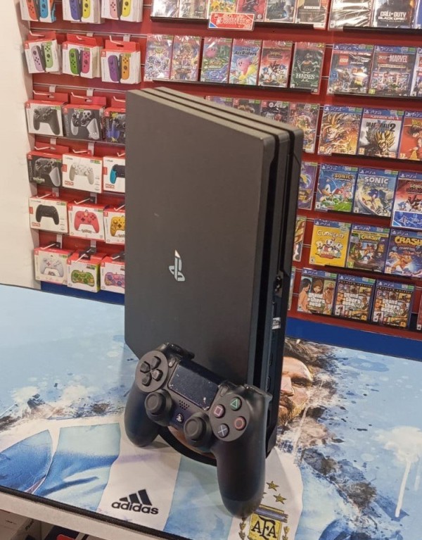 USADA Consola PS4 PRO 1 TB + Joystick Generico Negro Ps4